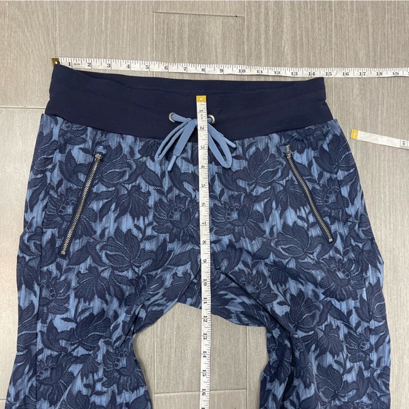 Athleta Trekkie North Jogger 4 Floral Print Blue Pants Travel Hike Loungewear - Picture 14 of 15